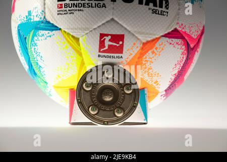 Dulmen, Allemagne. 23rd juin 2022. Firo : 26.06.2022, football, football: Art en général ballon de match de la saison 2022/2023 22/23 Derbystar ballon officiel de match pour la saison 2022/23 de la Bundesliga 1st et 2nd Bundesliga 'Bundesliga brillant APS' studio, support, fond, caractéristiques, . avec trophée de championnat crédit: dpa/Alay Live News Banque D'Images