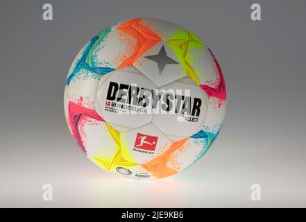 Dulmen, Allemagne. 23rd juin 2022. Firo : 26.06.2022, football, football: Art en général ballon de match de la saison 2022/2023 22/23 Derbystar ballon de match officiel pour la saison 2022/23 du Bundesliga 1st et 2nd Bundesliga 'Bundesliga brillant APS' studio, support, fond, feature, . clipping crédit: dpa/Alay Live News Banque D'Images