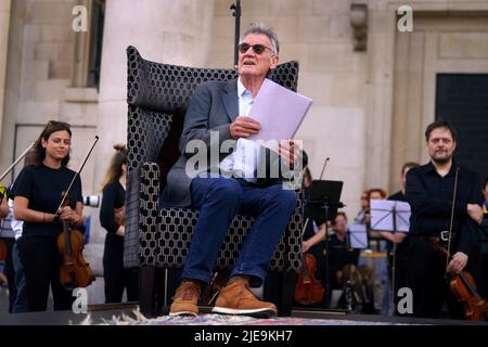 Sir Michael Palin est le narrateur d'une représentation de Peter et du Loup, par le compositeur ukrainien Sergey Prokofiev, avec le Playing for Peace Orchestra - qui présente le chef d'orchestre anglo-russe Petr Limonov, violoniste ukrainien de 11 ans Corey Sheldunov, Et le petit-fils du compositeur Gabriel Prokofiev sur la Corne de France - en face de l'église St Paul, Covent Garden, centre de Londres. Les musiciens du Playing for Peace Orchestra sont issus des meilleurs orchestres de Londres et la représentation collecte des fonds pour l'appel humanitaire d'Ukraine du Comité d'urgence des catastrophes (DEC). Date de la photo: Dimanche lu Banque D'Images