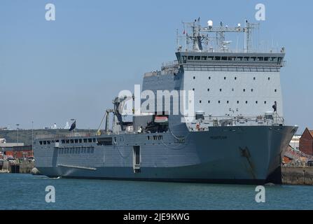 22/06/2022 Portsmouth R.-U. RFA Mounts Bay a 176,6m (579,4ft) quai de débarquement auxiliaire de classe Royal Navy Bay amarré le long de Kings Stairs Jetty, HMNB Banque D'Images