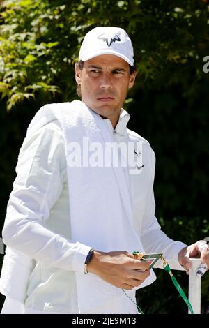 Londres, Royaume-Uni, 26th juin 2022 : Rafael Nadal d'Espagne avant les championnats de tennis de Wimbledon 2022 au All England Lawn tennis and Croquet Club de Londres. Credit: Frank Molter/Alamy Live News Banque D'Images