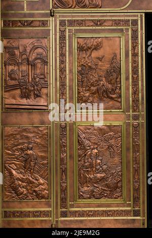 Portes en cuivre gravées à la main à l'entrée de la Basilique Sainte-Anne-de-Beaupré Sanctuaire, représentant la vie de Jésus, Cathédrale, Québec. Banque D'Images