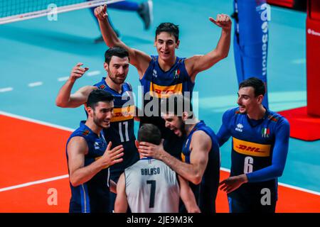 Ville de Quezon. 26th juin 2022. Les joueurs de l'Italie célèbrent le score lors du match de la FIVB Volleyball Nations League 3 entre la Chine et l'Italie à Quezon City, aux Philippines, sur 26 juin 2022. Crédit: Rouelle Umali/Xinhua/Alamy Live News Banque D'Images