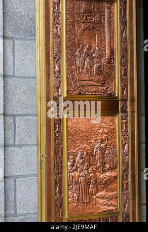 Portes en cuivre gravées à la main à l'entrée de la Basilique Sainte-Anne-de-Beaupré Sanctuaire, représentant la vie de Jésus, Cathédrale, Québec. Banque D'Images