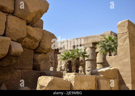 Ruines du temple de Karnak avec des statues, sculptures, piliers et colonnes sculptées avec des hiéroglyphes et des symboles égyptiens anciens (Thébes anciens) Banque D'Images