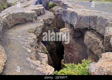 Vue sur la grotte de lave de Grjotagja avec de l'eau bleue cristalline Banque D'Images