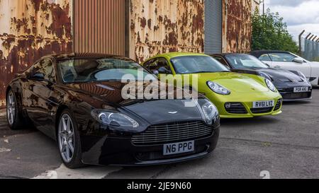 Une superbe collection de voitures de sport, dont une Aston Martin Vantage et une Porsche Cayman R exposées au Bicester Scramble le 19th juin 2022 Banque D'Images