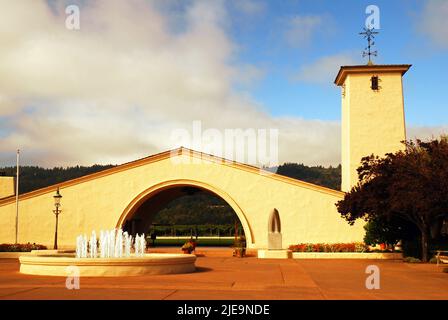 Le domaine viticole Robert Mondavi dans la vallée de Napa est construit dans le style de la mission espagnole de Californie pour compléter le vignoble et les installations de production de vin Banque D'Images