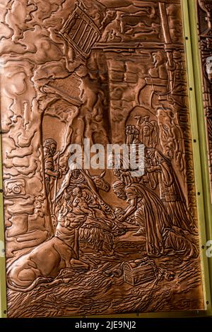 Portes en cuivre gravées à la main à l'entrée de la Basilique Sainte-Anne-de-Beaupré Sanctuaire, représentant la vie de Jésus, Cathédrale, Québec. Banque D'Images