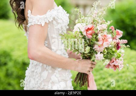 Bride holding bouquet Banque D'Images