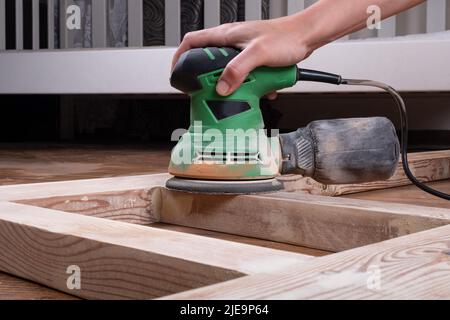 ponçage des portes en bois à l'aide d'une meuleuse, restauration nettoyage des portes avant peinture. Banque D'Images