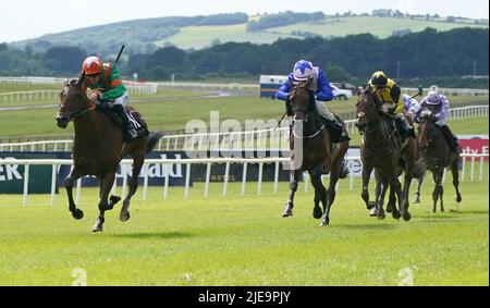 Self croyance (à gauche), criée par le jockey William Lee sur le chemin de gagner le château de Barberstown Irish EBF Median Auction Maiden pendant le troisième jour du Festival Dubai Duty Free Irish Derby Festival à l'hippodrome de Curragh dans le comté de Kildare, en Irlande. Date de la photo: Dimanche 26 juin 2022. Banque D'Images