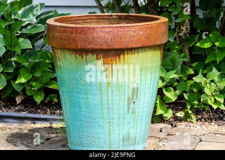 Jardinière en poterie rustique à l'eau et à la rouille Banque D'Images