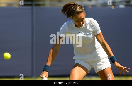 Petra Martic (Croatie) perdant à Jodie Burrage (GB) dans leur premier match rond sur le court 2 au Rothesay International tennis, Devonshire Park, Eastb Banque D'Images