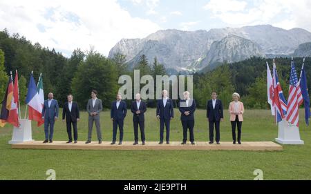 (220626) -- ELMAU, 26 juin 2022 (Xinhua) -- (de L à R) Président du Conseil européen Charles Michel, Premier ministre italien Mario Draghi, Premier ministre canadien Justin Trudeau, Président français Emmanuel Macron, Chancelier fédéral allemand OLAF Scholz, Président américain Joe Biden, Premier ministre britannique Boris Johnson, Le Premier ministre japonais Fumio Kishida et le président de la Commission européenne Ursula von der Leyen, se tiennent pour une photo de groupe lors du sommet du Groupe des sept (G7) à Schloss Elmau, dans les Alpes bavaroises du sud de l'Allemagne, sur 26 juin 2022. Les dirigeants des G7 ont donné le coup d’envoi de leur sommet annuel de trois jours o Banque D'Images