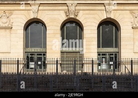 Nice, France - 2022.06.12: Vue en grand angle de Nice Couthouse. À l'entrée de la célèbre devise liberté, égalité, fraternité Banque D'Images