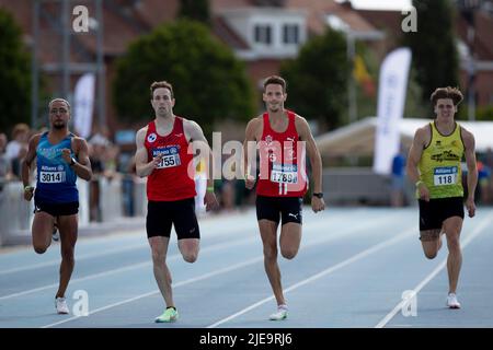 Belge amine Kasmi, Belge Robin Vanderbemden, Belge Dylan Borlee et Belge Rendel Vermeulen photographiés en action pendant les 200m hommes, aux championnats d'athlétisme belges, dimanche 26 juin 2022, à Gentbrugge. BELGA PHOTO KRISTOF VAN ACCOM Banque D'Images