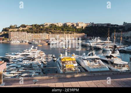 Monaco, 2022.06.10: Vue en grand angle du port et de la ville de Monaco. Banque D'Images