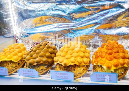 Feuilletés aux œufs aux saveurs variées (Eggette/gaufres) à la boutique de desserts locale de Hong Kong Banque D'Images