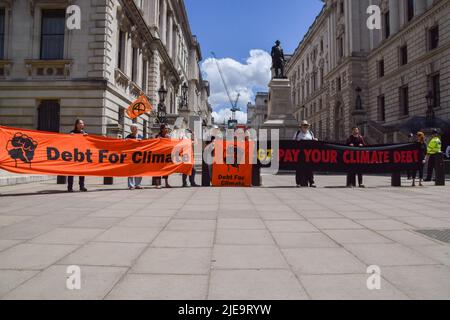 Londres, Royaume-Uni. 26th juin 2022. Les militants de la rébellion d'extinction tiennent des banderoles à côté de la statue de Robert Clive à Westminster. Cette action s’inscrivait dans le cadre de la journée de protestation et de mars exigeant que le G7 annule la dette des pays du Sud global, ce qui oblige les nations à extraire des combustibles fossiles pour rembourser leurs dettes. Credit: Vuk Valcic/Alamy Live News Banque D'Images