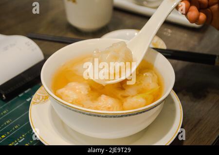 Spoon pique vers le haut de la merveille chinoise au restaurant local Banque D'Images
