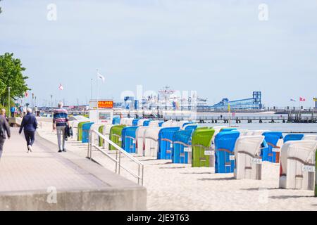 Chaises de plage colorées avec port, port, quai, port maritime, marina, Le Juni 21, 2022 à Wyk, île de Foehr, Allemagne. © Peter Schatz / Alamy stock photos Banque D'Images