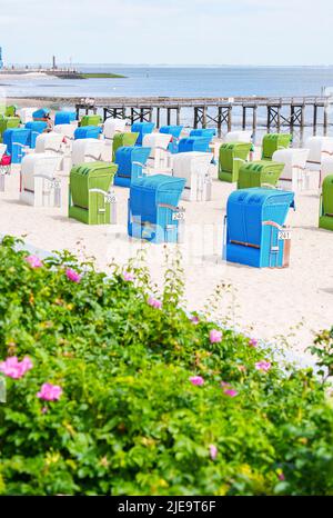 Chaises de plage colorées sur Juni 21, 2022 à Wyk, île de Foehr, Allemagne. © Peter Schatz / Alamy stock photos Banque D'Images