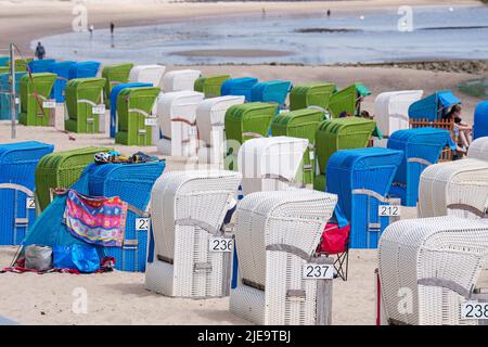 Chaises de plage colorées sur Juni 21, 2022 à Wyk, île de Foehr, Allemagne. © Peter Schatz / Alamy stock photos Banque D'Images