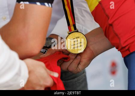 L'illustration montre la médaille d'or de et de Belge Tim Merlier d'Alpecin-Fenix la course d'élite masculine aux championnats de cyclisme belges, une course 120km à Middelkerke, dimanche 26 juin 2022. BELGA PHOTO KURT DESPLENTER Banque D'Images