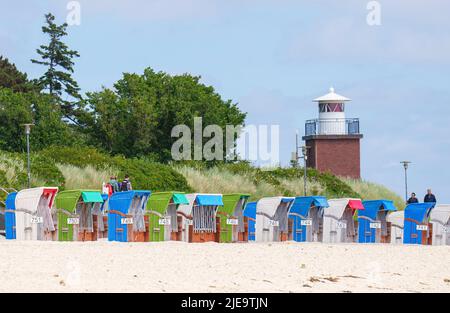 Chaises de plage colorées au phare sur Juni 21, 2022 à Wyk, île de Foehr, Allemagne. © Peter Schatz / Alamy stock photos Banque D'Images