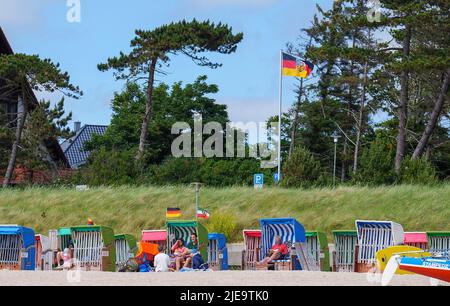 Touristes dans les chaises de plage colorées sur la plage bains de soleil sur Juni 21, 2022 à Wyk, Foehr Island, Allemagne. © Peter Schatz / Alamy stock photos Banque D'Images