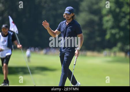 Cromwell CT, États-Unis. 26th juin 2022. Sunday 26 juin 2022: Tommy Fleetwood reconnaît la foule sur le green 4th lors de la dernière partie du championnat de golf Travelers à TPC River Highlands à Cromwell, Connecticut. Gregory Vasil/CSM crédit: CAL Sport Media/Alay Live News Banque D'Images