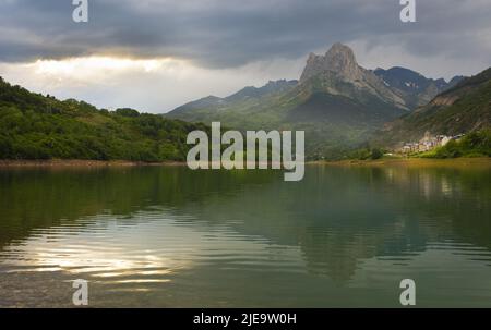 Coucher de soleil sur le réservoir de Lanuza, Pyrénées Huesca Banque D'Images