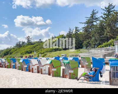 Chaises de plage colorées sur Juni 21, 2022 à Wyk, île de Foehr, Allemagne. © Peter Schatz / Alamy stock photos Banque D'Images