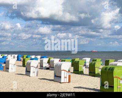 Chaises de plage colorées sur Juni 21, 2022 à Wyk, île de Foehr, Allemagne. © Peter Schatz / Alamy stock photos Banque D'Images