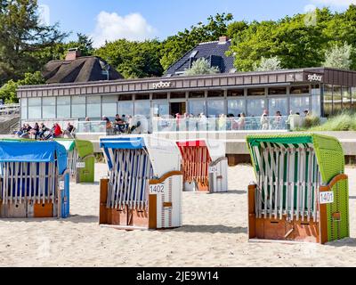 Chaises de plage colorées avec sydbar le Juni 21, 2022 à Wyk, île de Foehr, Allemagne. © Peter Schatz / Alamy stock photos Banque D'Images