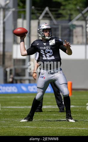 Waldau, Allemagne. 26th juin 2022. Tirol Raiders QB #12 Sean Shelton lance une passe lors d'un match de la Ligue européenne de football entre le Stuttgart Surge et les Tirol Raiders au stade Gazi à Waldau, en Allemagne. Justin Cooper/CSM/Alamy Live News Banque D'Images