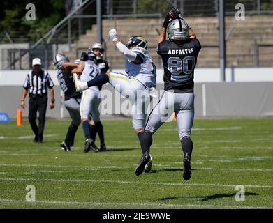 Waldau, Allemagne. 26th juin 2022. Tirol Raiders WR #80 Fabian Abflater passe lors d'un match de la Ligue européenne de football entre le Stuttgart Surge et les Tirol Raiders au stade Gazi à Waldau, en Allemagne. Justin Cooper/CSM/Alamy Live News Banque D'Images