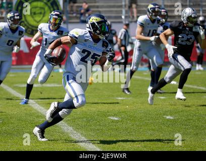 Waldau, Allemagne. 26th juin 2022. Stuttgart Surge CB #25 Benji Barnes court avec le ballon lors d'un match de la Ligue européenne de football entre le Stuttgart Surge et les Tirol Raiders au stade Gazi à Waldau, en Allemagne. Justin Cooper/CSM/Alamy Live News Banque D'Images