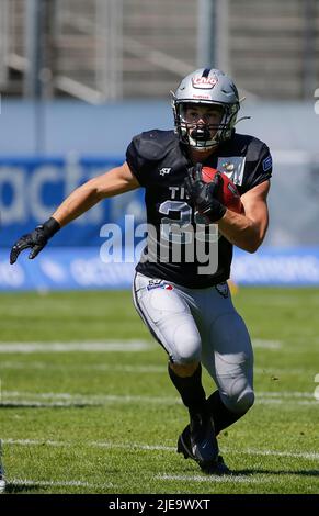 Waldau, Allemagne. 26th juin 2022. Tirol Raiders RB #25 Tobias Bonatti court avec le ballon lors d'un match de la Ligue européenne de football entre le Stuttgart Surge et les Tirol Raiders au stade Gazi à Waldau, en Allemagne. Justin Cooper/CSM/Alamy Live News Banque D'Images