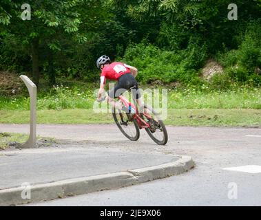 Un passé de compétition lors du dernier événement cycliste, Canisy, Manche, Normandie, France le dimanche, 26th, juin 2022 Banque D'Images