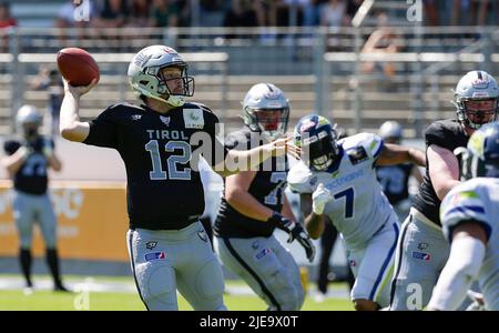 Waldau, Allemagne. 26th juin 2022. Tirol Raiders QB #12 Sean Shelton passe le ballon lors d'un match de la Ligue européenne de football entre le Stuttgart Surge et les Tirol Raiders au stade Gazi à Waldau, en Allemagne. Justin Cooper/CSM/Alamy Live News Banque D'Images