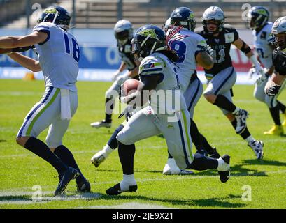 Waldau, Allemagne. 26th juin 2022. Stuttgart Surge RB #6 Sanka Moukouri court avec le ballon lors d'un match de la Ligue européenne de football entre le Stuttgart Surge et les Tirol Raiders au stade Gazi à Waldau, en Allemagne. Justin Cooper/CSM/Alamy Live News Banque D'Images