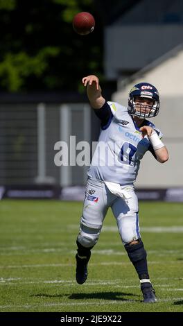 Waldau, Allemagne. 26th juin 2022. Stuttgart Surge QB #8 Randall Schroeder passe le ballon lors d'un match de la Ligue européenne de football entre le Stuttgart Surge et les Tirol Raiders au stade Gazi à Waldau, en Allemagne. Justin Cooper/CSM/Alamy Live News Banque D'Images