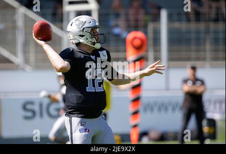 Waldau, Allemagne. 26th juin 2022. Tirol Raiders QB #12 Sean Shelton passe le football lors d'un match de la Ligue européenne de football entre le Stuttgart Surge et les Tirol Raiders au stade Gazi à Waldau, en Allemagne. Justin Cooper/CSM/Alamy Live News Banque D'Images