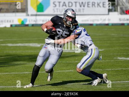 Waldau, Allemagne. 26th juin 2022. Tirol Raiders #85 Markus Schaberl court avec le ballon après une prise lors d'un match de la Ligue européenne de football entre le Stuttgart Surge et les Tirol Raiders au stade Gazi à Waldau, en Allemagne. Justin Cooper/CSM/Alamy Live News Banque D'Images