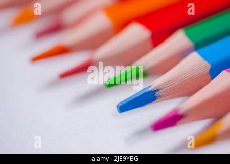 De nombreux crayons de couleur différents sur une surface blanche - gros plan, macro Banque D'Images