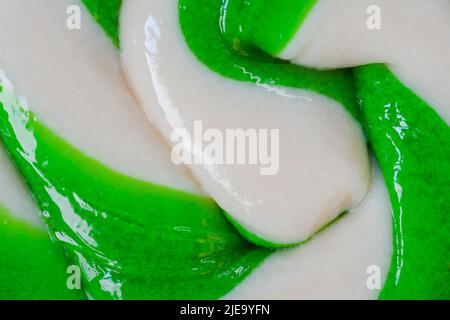 Vue de dessus: Vert et blanc grand bonbon en spirale lollipop - gros plan Banque D'Images