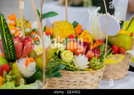 Bouquet de fleurs en rotin de fruits et légumes colorés Banque D'Images