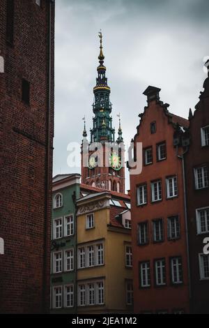 Gdańsk Hôtel de ville principal Tour de l'horloge derrière les façades colorées Gdańsk, Pologne. Banque D'Images